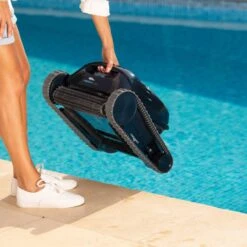 Akku Poolroboter Dolphin LIBERTY 300 - Wand- Und Bodenreiniger -Pool-Chlor-Shop maytronics dolphin liberty akku poolroboter 3 1 1280x1280 1